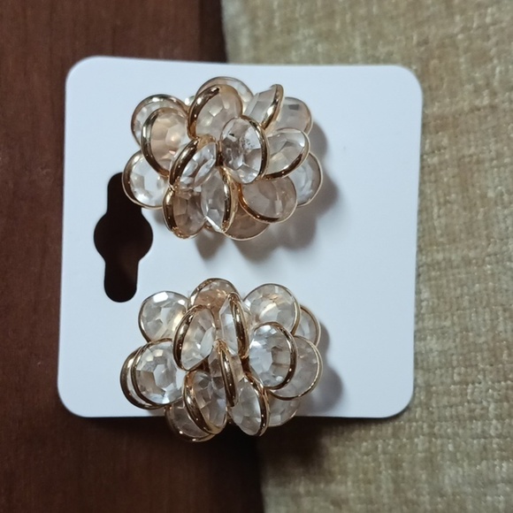 Gold Tone Bezel Set Clear Rhinestone Cluster Post Earrings - Picture 6 of 8